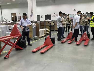 電動高升程搬運車交付使用，感謝廠家羅總親自跟客戶講解操作方法！